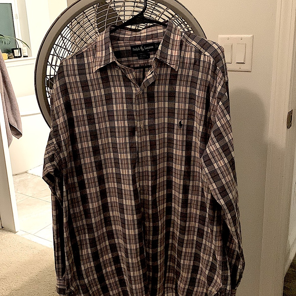Men’s L long sleeve button down Polo shirt in plaid. This shirt is SUPER SOFT!